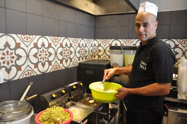  بالصور: افتتاح مطعم فلافل كحيل في يافا بإدارة "علاء كحيل"